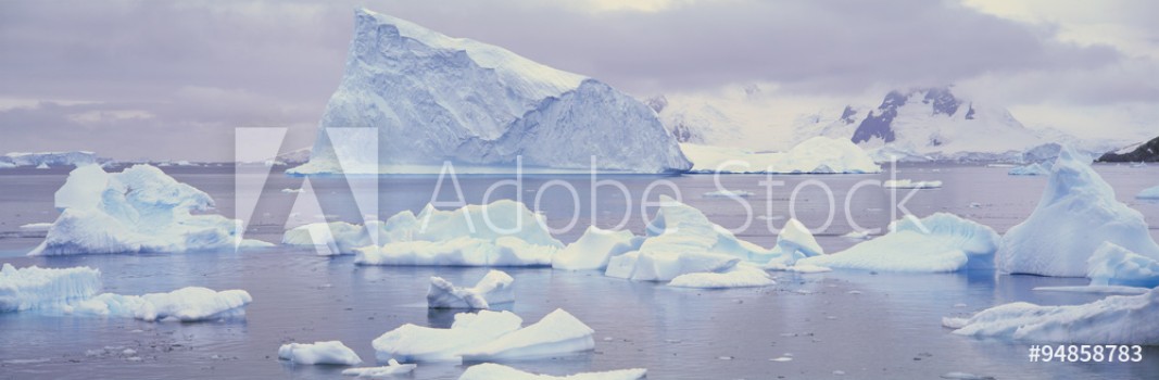 Bild på Panoramic view of glaciers and icebergs in Paradise Harbor Antarctica